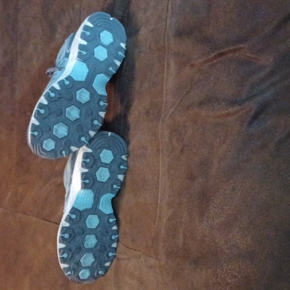 NEW BALANCE, EUC WOMENS SHOES, SIZE 8. GRAY, BLUE, AND WHITE AND BLUE SOLES. - Picture 5 of 9